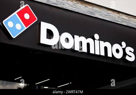 Gaziantep, Turkiye. 10 mars 2024. Gaziantep, Turkiye. 10 mars 2024. Le logo Domino's dans une pizzeria Domino's à Gaziantep, dans le sud de Turkiye. Domino's fait partie des chaînes commerciales américaines ciblées par une campagne de boycott à Turkiye depuis le début de l'offensive militaire israélienne à Gaza. Ces entreprises ont été incluses dans la liste de boycott soit pour leurs positions pro-israéliennes dans la guerre, leurs prétendus liens financiers avec Israël, soit pour avoir investi en Israël (crédit image : © Zakariya Yahya/IMAGESLIVE via ZUMA Press Wire) USAGE ÉDITORIAL SEULEMENT ! Non destiné à UN USAGE commercial ! Banque D'Images