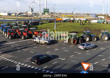 Gand, Belgique. 14 mars 2024. Des tracteurs sont vus à la « Turborotonde » lors d'une manifestation d'agriculteurs bloquant l'entrée des camions au port de Gand, le jeudi 14 mars 2024. Deux associations indépendantes de jeunes agriculteurs continuent de protester contre les règles strictes en matière d'azote pour les agriculteurs. En bloquant les ports, les agriculteurs veulent souligner que c’est principalement l’industrie qui émet de l’azote, et non l’agriculture. BELGA PHOTO NICOLAS MAETERLINCK crédit : Belga News Agency/Alamy Live News Banque D'Images