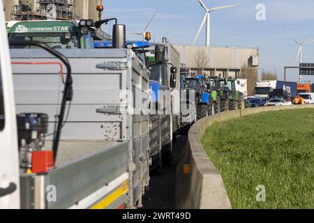 Gand, Belgique. 14 mars 2024. Des tracteurs sont vus à la « Turborotonde » lors d'une manifestation d'agriculteurs bloquant l'entrée des camions au port de Gand, le jeudi 14 mars 2024. Deux associations indépendantes de jeunes agriculteurs continuent de protester contre les règles strictes en matière d'azote pour les agriculteurs. En bloquant les ports, les agriculteurs veulent souligner que c’est principalement l’industrie qui émet de l’azote, et non l’agriculture. BELGA PHOTO NICOLAS MAETERLINCK crédit : Belga News Agency/Alamy Live News Banque D'Images