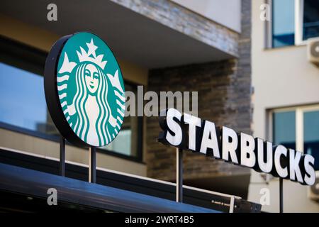 Gaziantep, Turkiye. 10 mars 2024. Gaziantep, Turkiye. 10 mars 2024. Le logo Starbucks dans un café Starbucks à Gaziantep, dans le sud de Turkiye. Starbucks fait partie des chaînes commerciales américaines ciblées par une campagne de boycott à Turkiye depuis le début de l'offensive militaire israélienne à Gaza. Ces entreprises ont été incluses dans la liste de boycott soit pour leurs positions pro-israéliennes dans la guerre, leurs prétendus liens financiers avec Israël, soit pour avoir investi en Israël (crédit image : © Zakariya Yahya/IMAGESLIVE via ZUMA Press Wire) USAGE ÉDITORIAL SEULEMENT ! Non destiné à UN USAGE commercial ! Banque D'Images