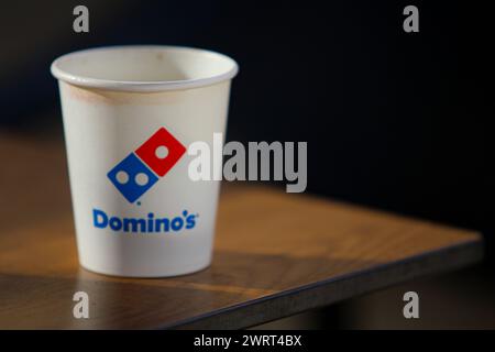 Gaziantep, Turkiye. 10 mars 2024. Gaziantep, Turkiye. 10 mars 2024. Le logo Domino's dans une pizzeria Domino's à Gaziantep, dans le sud de Turkiye. Domino's fait partie des chaînes commerciales américaines ciblées par une campagne de boycott à Turkiye depuis le début de l'offensive militaire israélienne à Gaza. Ces entreprises ont été incluses dans la liste de boycott soit pour leurs positions pro-israéliennes dans la guerre, leurs prétendus liens financiers avec Israël, soit pour avoir investi en Israël (crédit image : © Zakariya Yahya/IMAGESLIVE via ZUMA Press Wire) USAGE ÉDITORIAL SEULEMENT ! Non destiné à UN USAGE commercial ! Banque D'Images