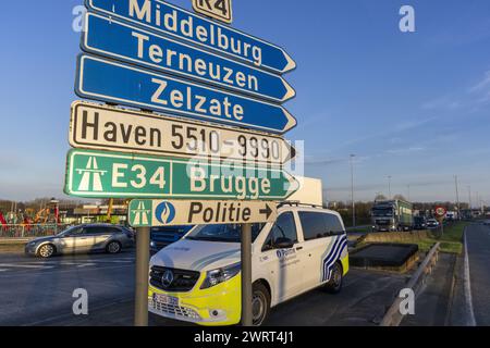 Gand, Belgique. 14 mars 2024. Une série de panneaux fléchés est vue lors d'une manifestation d'agriculteurs bloquant l'entrée des camions au port de Gand, le jeudi 14 mars 2024. Deux associations indépendantes de jeunes agriculteurs continuent de protester contre les règles strictes en matière d'azote pour les agriculteurs. En bloquant les ports, les agriculteurs veulent souligner que c’est principalement l’industrie qui émet de l’azote, et non l’agriculture. BELGA PHOTO NICOLAS MAETERLINCK crédit : Belga News Agency/Alamy Live News Banque D'Images