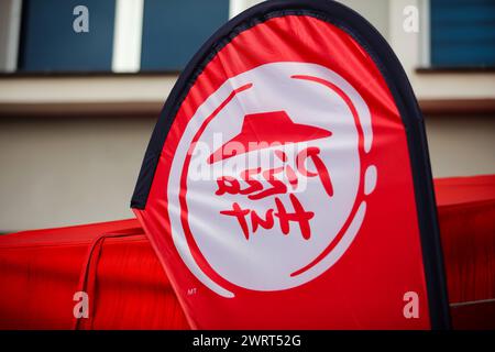 Gaziantep, Turkiye. 10 mars 2024. Gaziantep, Turkiye. 10 mars 2024. Le logo Pizza Hut dans un restaurant Pizza Hut à Gaziantep, dans le sud de Turkiye. Pizza Hut fait partie des chaînes commerciales américaines ciblées par une campagne de boycott à Turkiye depuis le début de l'offensive militaire israélienne à Gaza. Ces entreprises ont été incluses dans la liste de boycott soit pour leurs positions pro-israéliennes dans la guerre, leurs prétendus liens financiers avec Israël, soit pour avoir investi en Israël (crédit image : © Zakariya Yahya/IMAGESLIVE via ZUMA Press Wire) USAGE ÉDITORIAL SEULEMENT ! Non destiné à UN USAGE commercial ! Banque D'Images