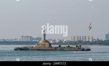 Vue de la statue du Seigneur Bouddha et du lac Hussain Sagar, Hyderabad, Inde. Banque D'Images