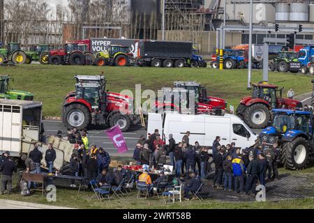 Gand, Belgique. 14 mars 2024. Des tracteurs sont vus à la « Turborotonde » lors d'une manifestation d'agriculteurs bloquant l'entrée des camions au port de Gand, le jeudi 14 mars 2024. Deux associations indépendantes de jeunes agriculteurs continuent de protester contre les règles strictes en matière d'azote pour les agriculteurs. En bloquant les ports, les agriculteurs veulent souligner que c’est principalement l’industrie qui émet de l’azote, et non l’agriculture. BELGA PHOTO NICOLAS MAETERLINCK crédit : Belga News Agency/Alamy Live News Banque D'Images