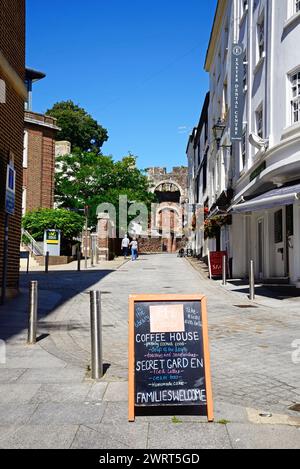 Vue le long de Castle Street vers les ruines de la maison de garde du château de Rougemont avec un signe de café au premier plan, Exeter, Devon, UK, Euroe. Banque D'Images