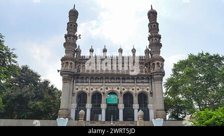 Façade de Toli Masjid, construite pendant la période Qutb Shahi au 17ème siècle, Hyderabad, Telangana, Inde. Banque D'Images