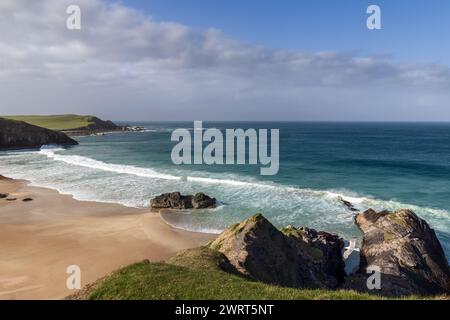 Une vue imprenable sur Durness Beach, où l'Atlantique sauvage embrasse les rives nord de l'Écosse, créant un paysage serein de falaises, de sable Banque D'Images