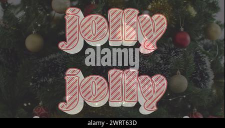 Image de texte joyeux de noël sur l'arbre de noël avec des décorations Banque D'Images