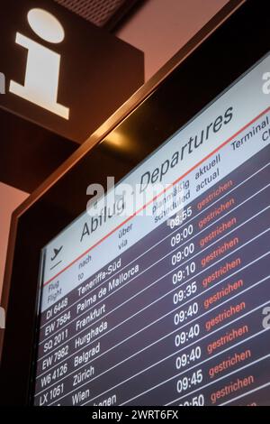 Hambourg, Allemagne, 14 mars 2024 - grève de Verdi par le personnel de sécurité : info Monitor avec des vols annulés. Banque D'Images