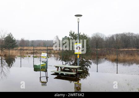 Parking inondé en raison de pluies extrêmes en hiver 2023 et 2024 Banque D'Images