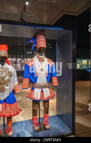 Costumes sâmes, Musée Arktikum, Rovaniemi, Laponie, Finlande Banque D'Images