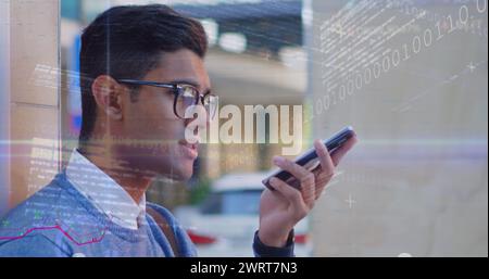 Le composite numérique de l'homme au téléphone avec superposition de données et de graphiques signifie une communication globale. Banque D'Images