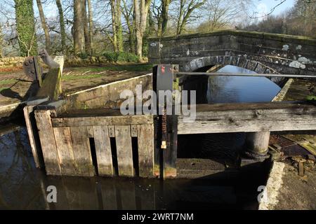 Pont no. 166 à l'écluse de Plantation no. 40 sur le canal Leeds-Liverpool près de Bank Newton, Gargrave, North Yorkshire. Banque D'Images
