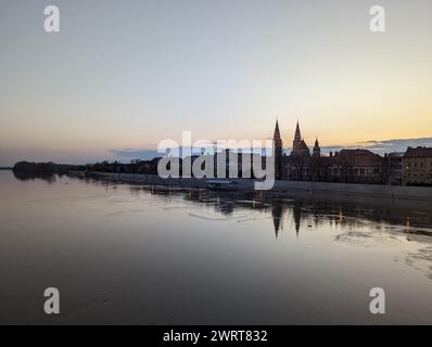 La vue de Szeged au crépuscule, vue au-dessus d'une rivière Tisza survolée Banque D'Images