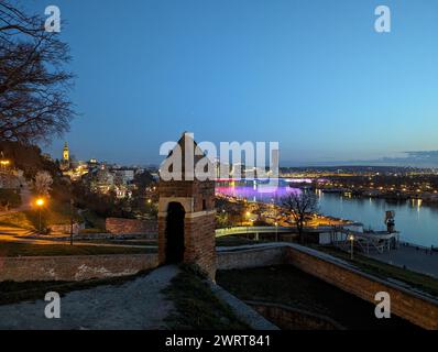 L'horizon de Belgrade au crépuscule, vu de la forteresse de Kalemagdan Banque D'Images