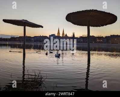 La vue de Szeged au crépuscule, vue au-dessus d'une rivière Tisza survolée Banque D'Images