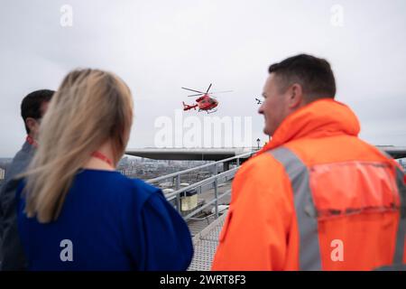 Le secrétaire à la santé de l'ombre, Wes Streeting, regarde l'hélicoptère décoller lors d'une visite à London Air Ambulance, au Royal London Hospital. Date de la photo : jeudi 14 mars 2024. Banque D'Images