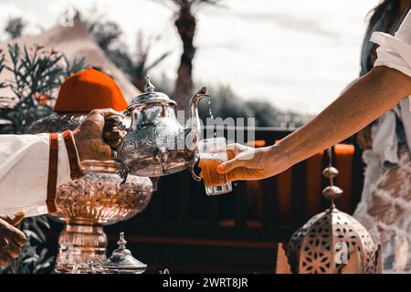 Thé à la menthe marocain traditionnel servi dans un restaurant à Marrakech - Maroc Banque D'Images