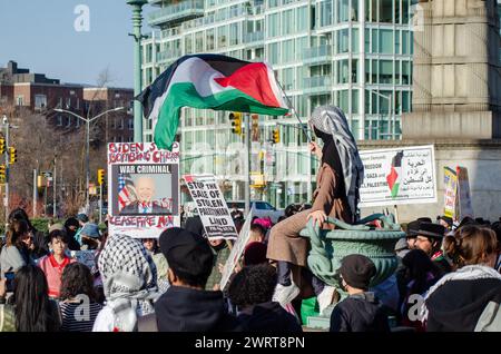 Brooklyn, États-Unis. 13 mars 2024. Les manifestants se rassemblent devant l'entrée de Prospect Park à Grand Army Plaza à Brooklyn, NY, pour une veillée en Palestine le 13 mars 2024. À l’origine, les manifestants avaient prévu de manifester devant le « Grand événement immobilier israélien » au Khal Bnei Avrohom Yaakov Simcha Hall à Flatbush, Brooklyn, mais l’événement a été annulé « sur recommandation du NYPD », selon le Conseil de la communauté juive de Flatbush. (Photo de Katie Smith/Sipa USA) crédit : Sipa USA/Alamy Live News Banque D'Images