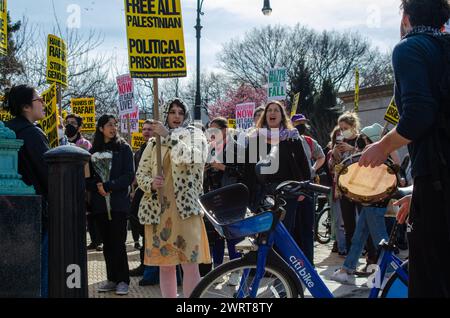 Brooklyn, États-Unis. 13 mars 2024. Les manifestants se rassemblent devant l'entrée de Prospect Park à Grand Army Plaza à Brooklyn, NY, pour une veillée en Palestine le 13 mars 2024. À l’origine, les manifestants avaient prévu de manifester devant le « Grand événement immobilier israélien » au Khal Bnei Avrohom Yaakov Simcha Hall à Flatbush, Brooklyn, mais l’événement a été annulé « sur recommandation du NYPD », selon le Conseil de la communauté juive de Flatbush. (Photo de Katie Smith/Sipa USA) crédit : Sipa USA/Alamy Live News Banque D'Images