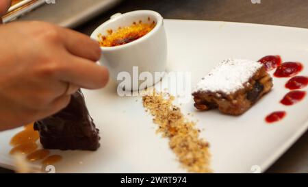 Mini desserts comme échantillonneur avec gâteau, crème brûlée et fudge Banque D'Images