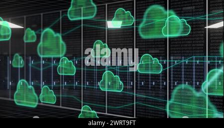 Image des connexions avec des icônes de nuage sur des serveurs informatiques Banque D'Images