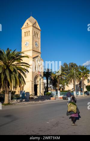 La tour et la flèche du musée Enfidha se trouvent dans l'ancienne église catholique Saint Augustin à Enfidha, Tunisie. Banque D'Images