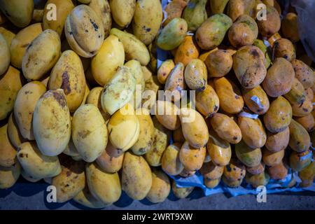 25 janvier 2024 : scène d'un marché rural dans la ville de VI Thanh, province d'an Giang, Vietnam Banque D'Images