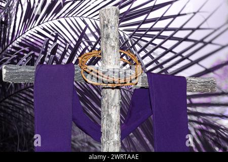 croix en bois avec couronne d'épines et tissu violet, symboles catholiques, temps de prêt Banque D'Images