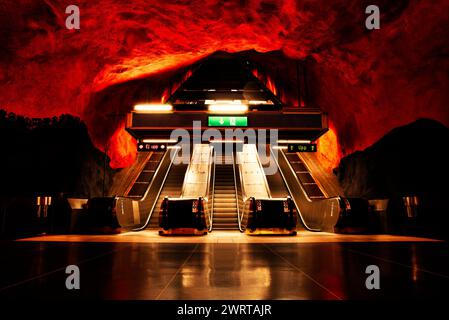 Stockholm, Suède - 26 juillet 2019 : métro souterrain ou station Tunnelbana Solna Centrum l'une des nombreuses stations décorées artistiquement. Banque D'Images