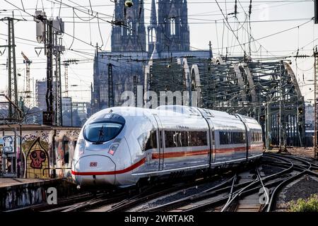 Train à grande vitesse ICE 3 dans le quartier Deutz en route pour la gare centrale de Cologne, le pont Hohenzollern, la cathédrale, Cologne, Allemagne. Hochgeschwi Banque D'Images