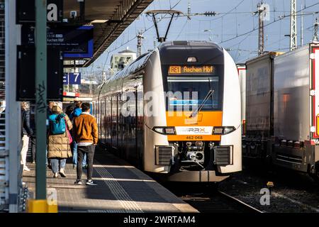 RRX Rhine-Ruhr-Express train régional dans la gare Deutz, Cologne, Allemagne. RRX Rhein-Ruhr-Express Regionalbahn im Bahnhof Deutz, Koeln, Deutschland Banque D'Images