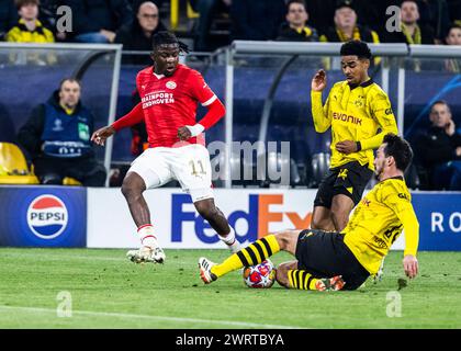 Signal-Iduna-Park, Dortmund, 13.2024 : Johan Bakayoko (Eindhoven) (l) gegen Mats Hummels (Dortmund) beim Spiel der Championsleague Borussia Dortmund Banque D'Images