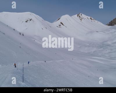 Skieurs sur piste bleue facile, Montgenevre, Alpes françaises Banque D'Images