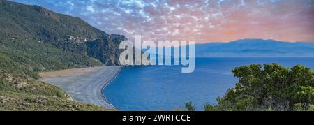 Corse, vue aérienne de la plage de Nonza, avec galets noirs, dans la Cap Corse Banque D'Images