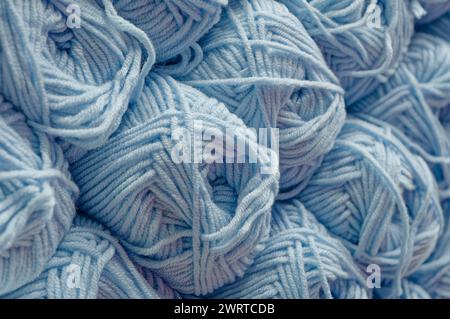 Plusieurs boules de fils bleus, fond textile abstrait Banque D'Images