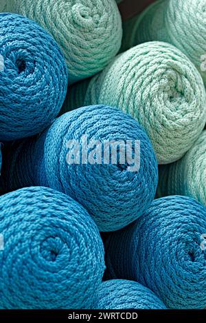 Plusieurs boules de fils bleu clair et turquoise, fond textile abstrait Banque D'Images