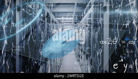 Image des équations mathématiques sur scanner rond et traitement des données par rapport à la salle des serveurs Banque D'Images