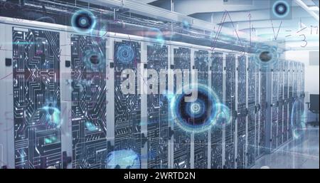 Image des équations mathématiques sur des scanners ronds et le traitement des données par rapport à la salle des serveurs Banque D'Images