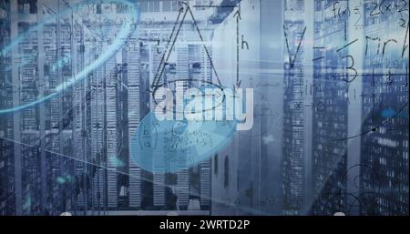 Image des équations mathématiques sur scanner rond et traitement des données par rapport à la salle des serveurs Banque D'Images