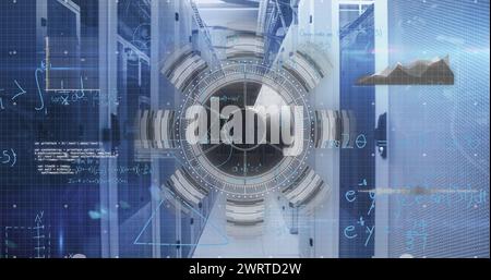 Image des équations mathématiques sur scanner rond et traitement des données par rapport à la salle des serveurs Banque D'Images