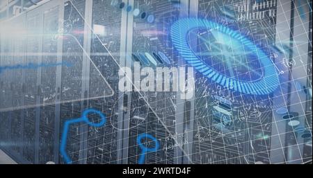 Image des équations mathématiques sur scanner rond et traitement des données par rapport à la salle des serveurs Banque D'Images