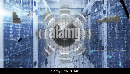 Image des équations mathématiques sur scanner rond et traitement des données par rapport à la salle des serveurs Banque D'Images