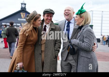 La princesse Beatrice (à gauche) avec son mari Edoardo Mapelli Mozzi, Mike Tindall et Zara Tindall (à droite) lors du troisième jour du Festival de Cheltenham 2024 à l'hippodrome de Cheltenham. Date de la photo : jeudi 14 mars 2024. Banque D'Images