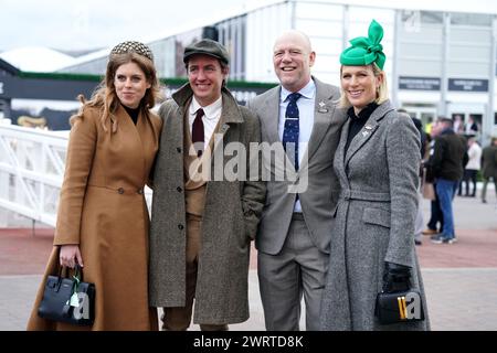 La princesse Beatrice (à gauche) avec son mari Edoardo Mapelli Mozzi, Mike Tindall et Zara Tindall (à droite) lors du troisième jour du Festival de Cheltenham 2024 à l'hippodrome de Cheltenham. Date de la photo : jeudi 14 mars 2024. Banque D'Images