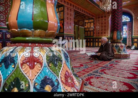 Srinagar, Inde. 14 mars 2024. Un musulman cachemiri lit un extrait du livre sacré islamique Coran à l'intérieur d'un sanctuaire alors que les musulmans du monde entier observent le mois de jeûne islamique Ramadan. (Photo par Idrees Abbas/SOPA images/SIPA USA) crédit : SIPA USA/Alamy Live News Banque D'Images