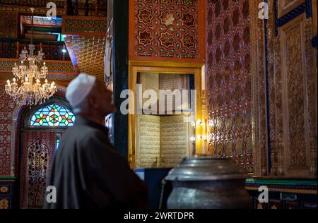 Srinagar, Inde. 14 mars 2024. Un livre sacré islamique écrit à la main Coran est vu à l'intérieur d'un sanctuaire alors que les musulmans du monde entier observent le mois de jeûne islamique Ramadan. (Photo par Idrees Abbas/SOPA images/SIPA USA) crédit : SIPA USA/Alamy Live News Banque D'Images