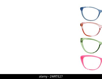 Vue de face de paires de lunettes de différentes couleurs et styles isolées sur un fond blanc Uni. Copier l'espace vers la gauche. Banque D'Images