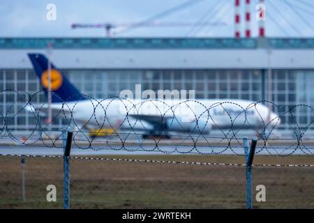 Streik der Flugbegleiter Gewerkschaft UFO am Flughafen München Symbolbild : DAS abgestellte Airbus A380 Flugzeug der Lufthansa ist ein Symbol für die aktuelle situation des Konzern. Lufthansa ist gefangen in einem Geflecht aus Konflikten und Tarifverhandlungen mit diversen Gewerkschaften und steht dadurch sehr oft Still. DOCH trotz der Hindernisse strahlt sie eine gewisse Erhabenheit aus, ein Zeichen dafür, dass die Lufthansa trotz allem weiterhin hoch über den Wolken bestehen wird. Flughafen München Bayern Deutschland *** grève de l'union des agents de bord UFO à l'aéroport de Munich symbolique ima Banque D'Images